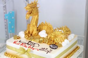 Bánh kem hình con rồng vàng