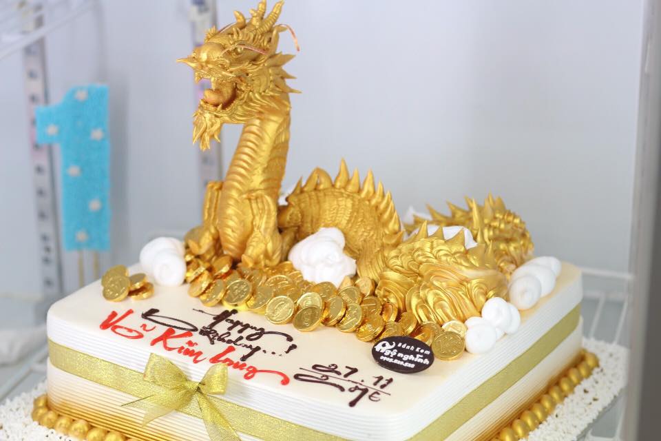 Bánh kem hình con rồng vàng