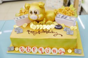 bánh sinh nhật hình con lợn vàng
