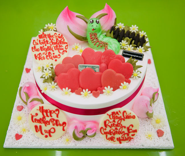 Bánh sinh nhật hình con sâu bướm