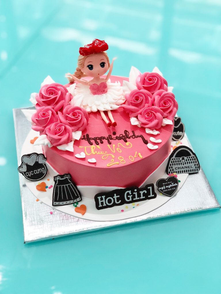 BÁNH KEM HÌNH CON BÚP BÊ