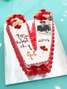 BÁNH KEM HÌNH CHỮ V