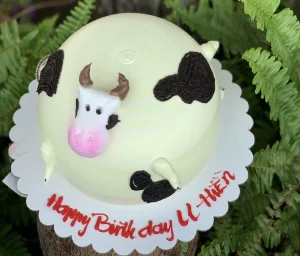BÁNH SINH NHẬT HÌNH CON BÒ SỮA