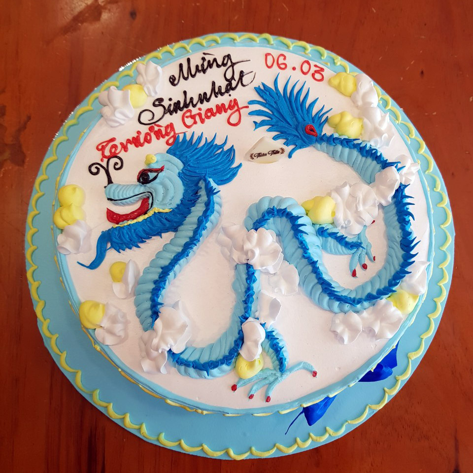 Tại bánh sinh nhật hình con rồng