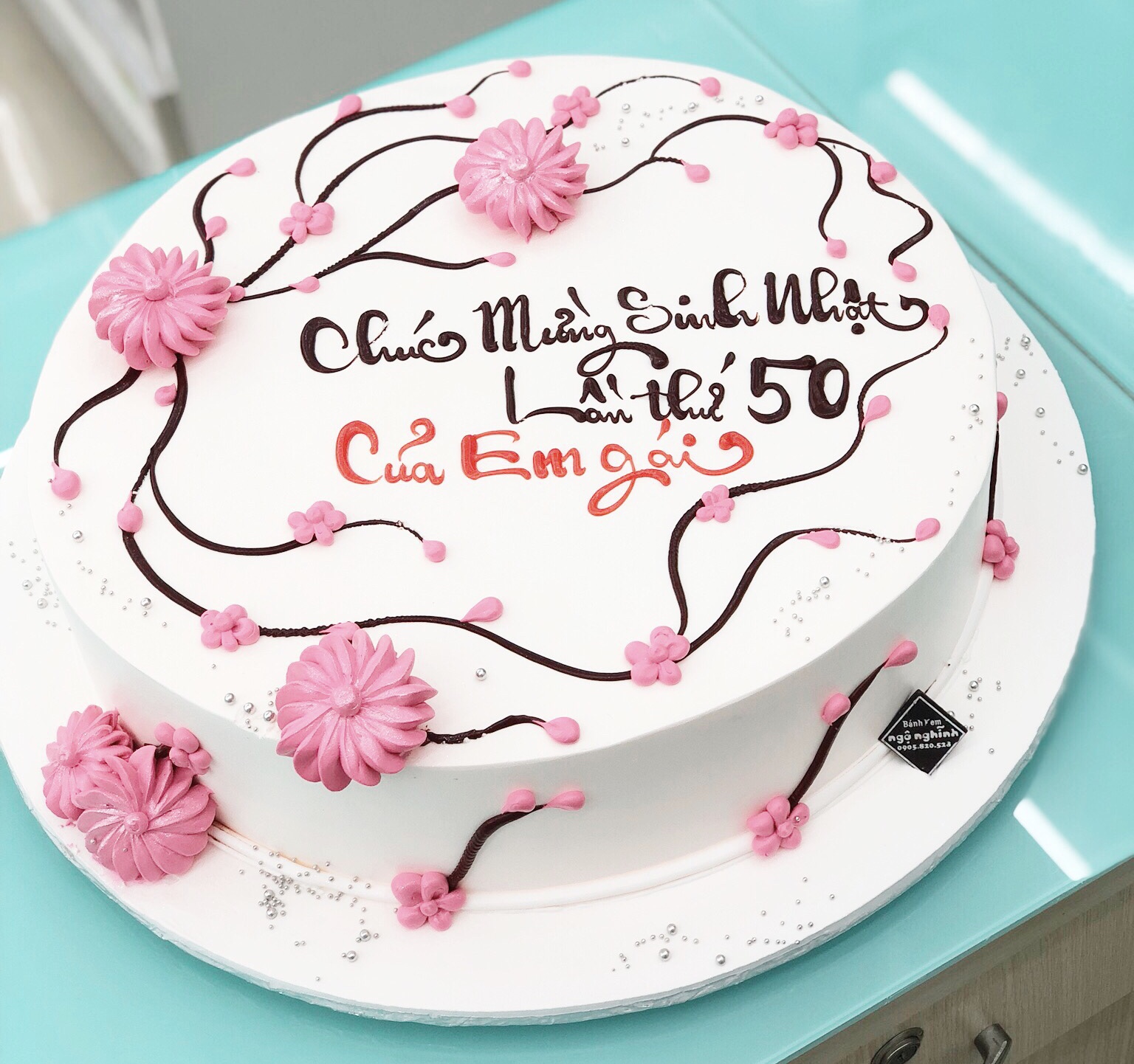 Coi bánh sinh nhật