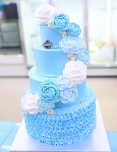 Bánh sinh nhật bốn tầng