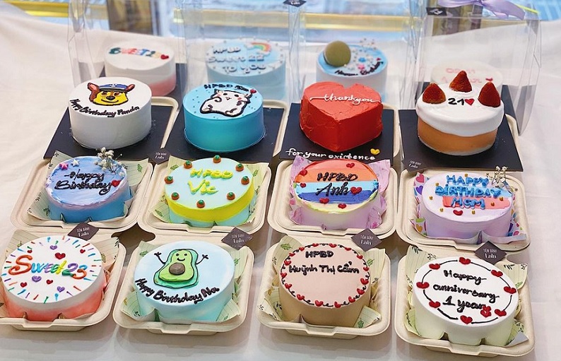 Mẫu bánh tone đen trắng #CapCut #birthdaycakeideas #12may #decor #... |  TikTok