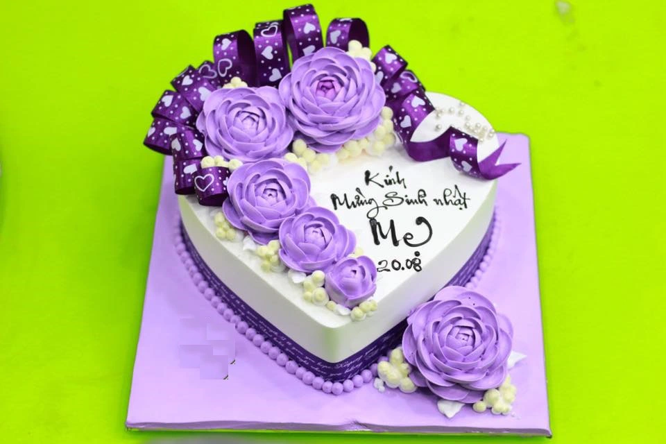 Bánh kem hình trái tim hoa hồng