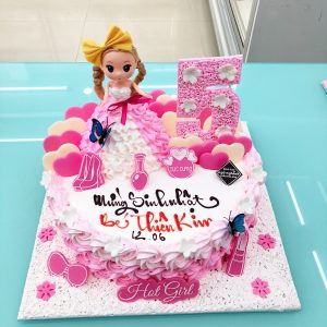 Bánh kem hình búp bê