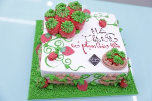 Bánh kem hình dâu đẹp