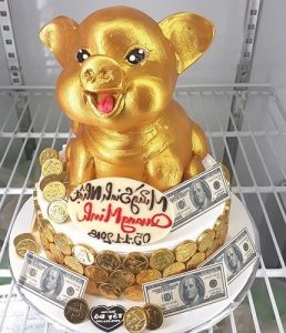 Bánh kem hình heo vàng