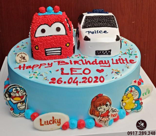 Bánh kem hình ô tô màu đỏ