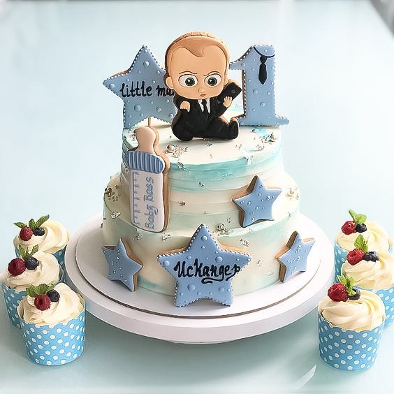 Cô gái ăn vụng bánh sinh nhật