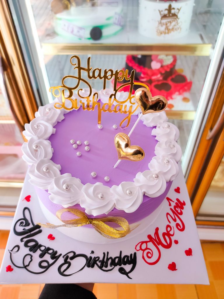 Bánh sinh nhật màu tím