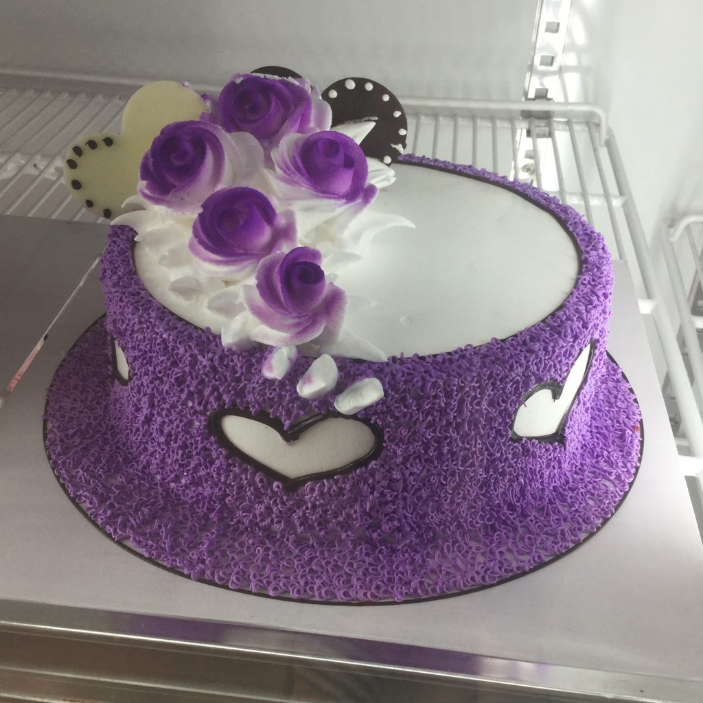 Bánh kem màu tím