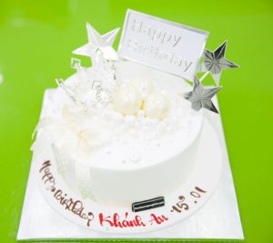 Bánh kem màu trắng