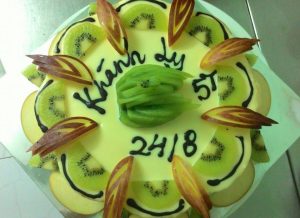 Trang trí bánh kem bằng kiwi