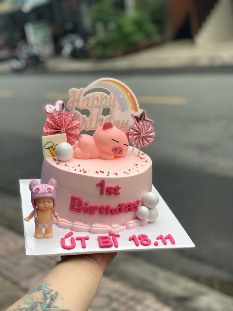 Bánh kem heo con ngồi cùng bánh sinh nhật - Tiệm Bánh Mon Chéri | Bánh kem  dễ thương