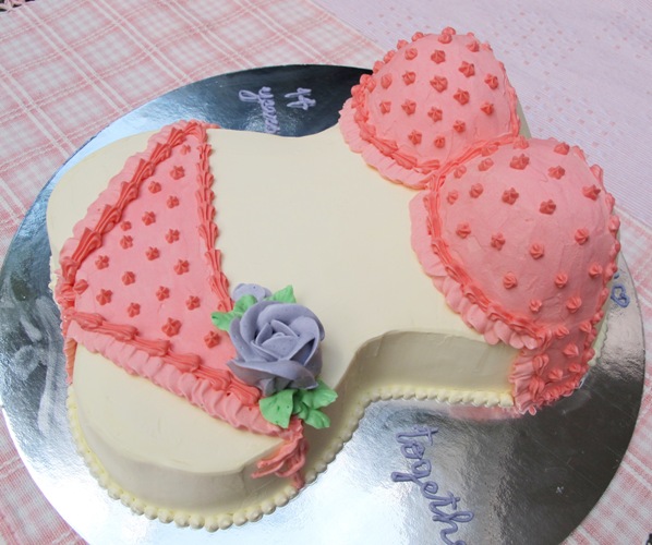 Bánh kem hình cô gái mặc bikini