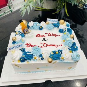 Giá đẹp và bánh sinh nhật